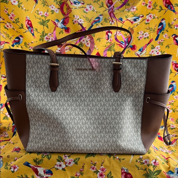 Michael Kors Gilly Large Signature Tote - Picture 1 of 13